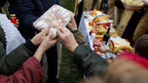Oameni la biserică, împart alimente