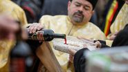Preot, stropește coliva cu vin