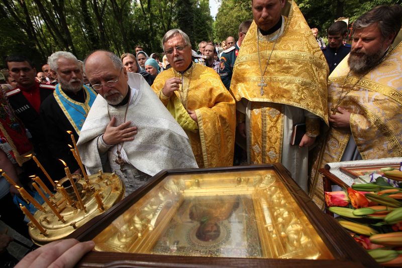 Mai mulți preoți, lângă o icoană făcătoare de minuni  icoana facatoare de minuni