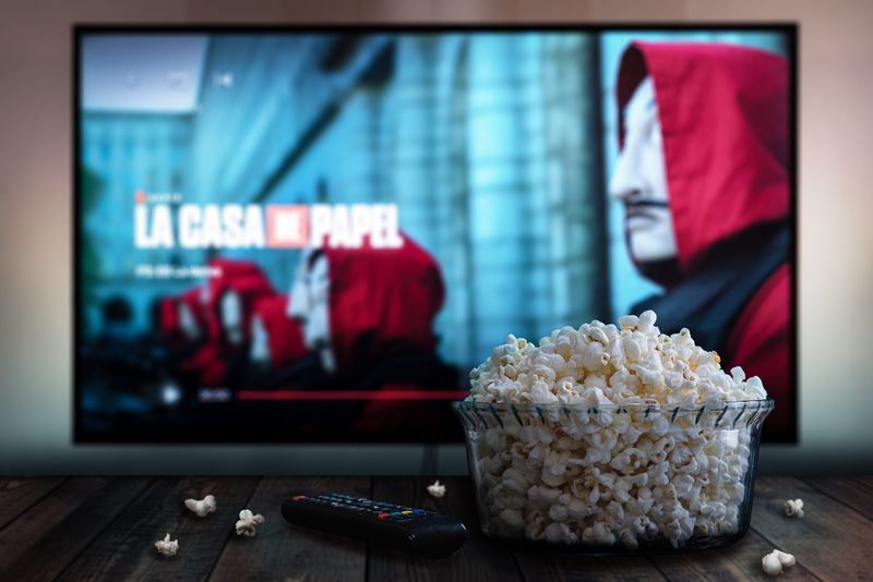 Pop-Corn, TV pe fundal