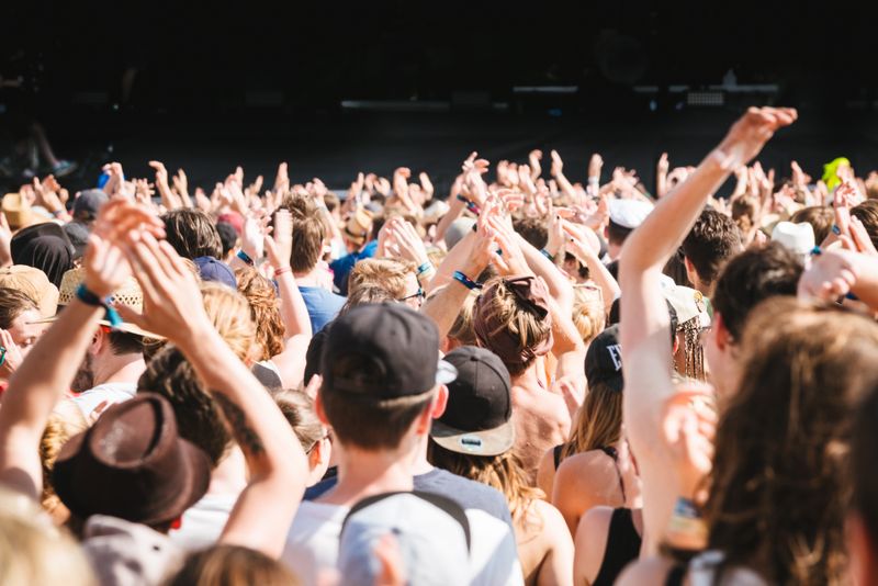 Tineri, concert &icirc;n aer liber
