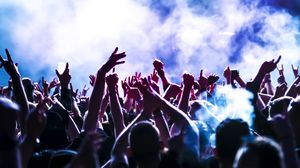Grup de prieteni, participă la un concert