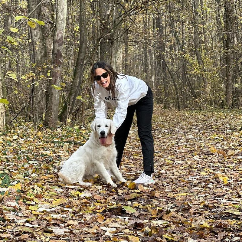 Andreea Raicu și câinele ei 