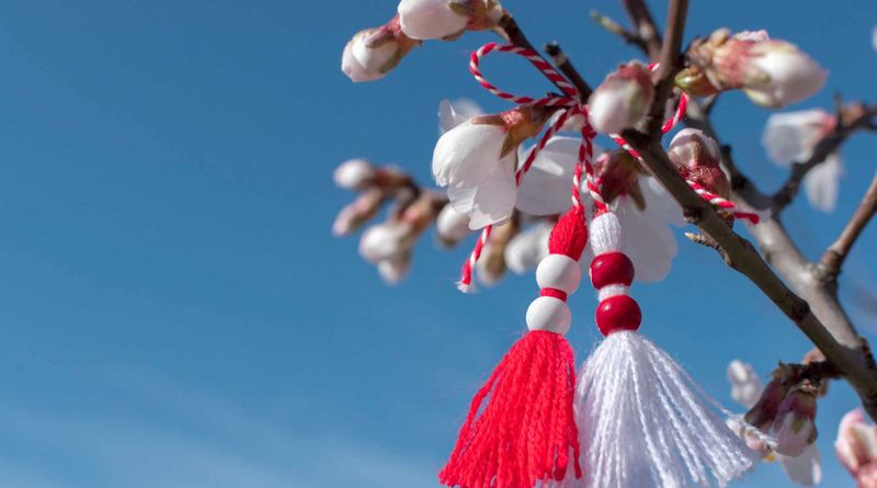 martisor agățat în copac 