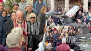 Oana și Catinca Roman, sfâșiate de durere în momentul în care mama lor, Mioara, era dusă la groapă! Scene cutremurătoare la ieșirea din biserică. Abia și-au putut stăpâni lacrimile