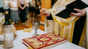 Preot, în timpul unei slujbe la biserică   sarbatori martie, slujbă la biserică