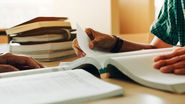 Elev, studiază pentru examen