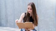 Elevă, învață pentru examen