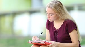 Elevă, învață pentru examen