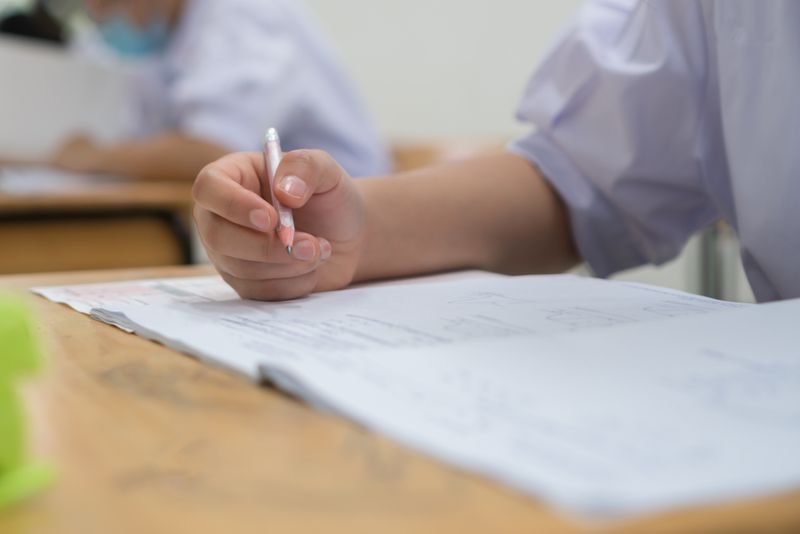 Elevă, învață pentru examen