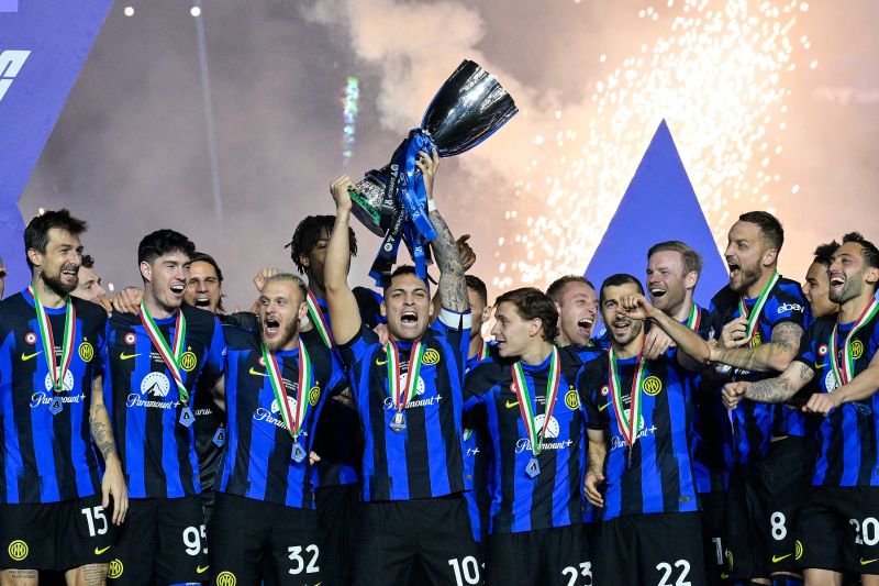 Inter Milano se află pe primul loc în Serie A în momentul de față Jucătorii de la Inter Milano bucurându-se după ce au câștigat Supercupa Italiei