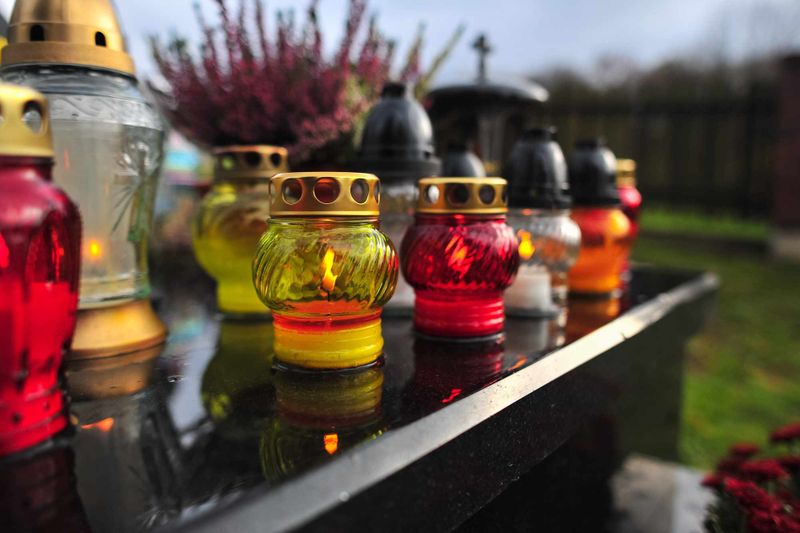 s&acirc;mbăta morților, moșii de iarnă, lum&acirc;nări la morm&acirc;nt