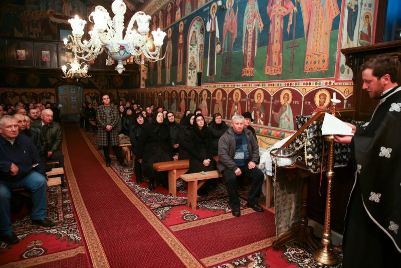 Oameni &icirc;n biserică