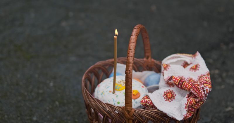 Colivă, coș, lum&acirc;nare aprinsă