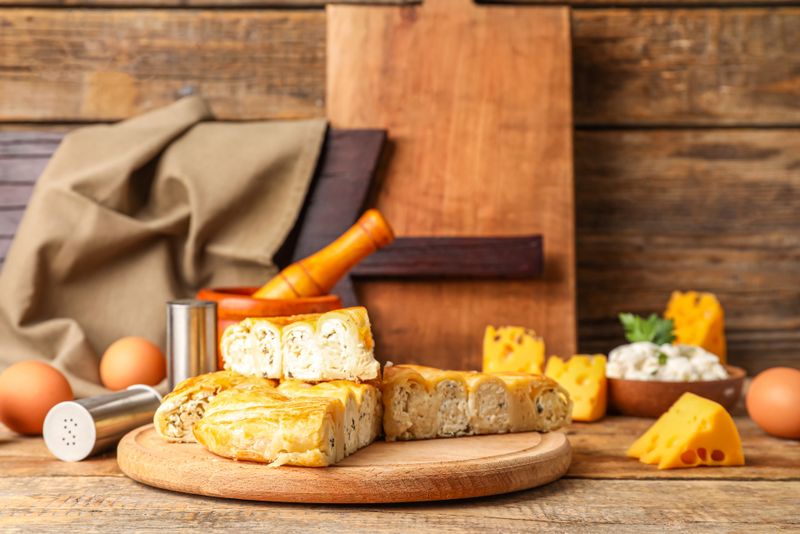 Plăcintă, br&acirc;nză și ouă