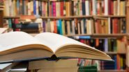 Cărți în bibliotecă