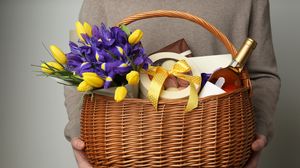Coș cu flori, vin, alimente  Coș cu flori, vin, alimente