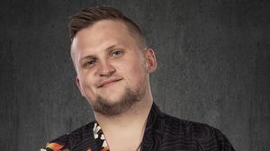 Cine e Blondu de la „Insula de 1 milion”. Pe numele său real, Alexandru Șipoș este cel mai bun prieten al concurentului Raul