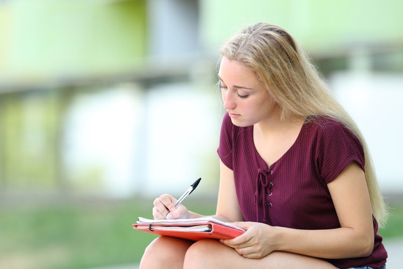 Elevă, învață pentru examen