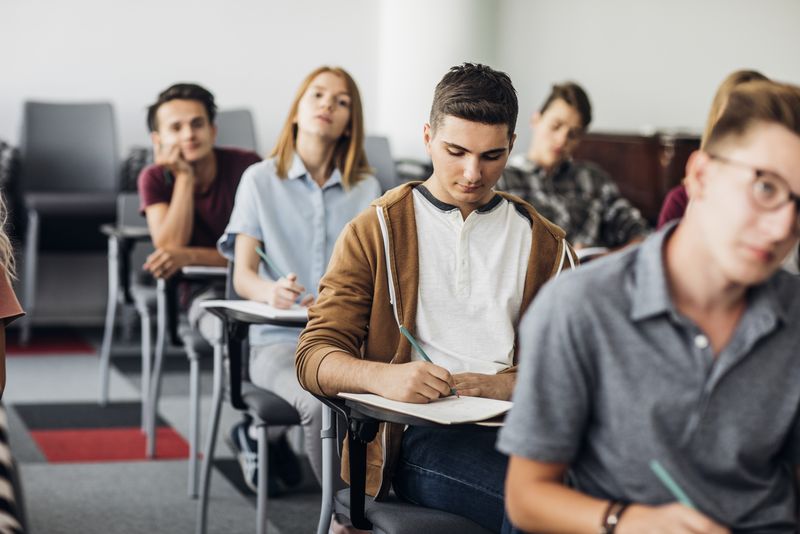 Elevi la examen