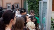 Elevi și părinți verifică notele la examen