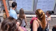 Elevi și părinți verifică notele la examen