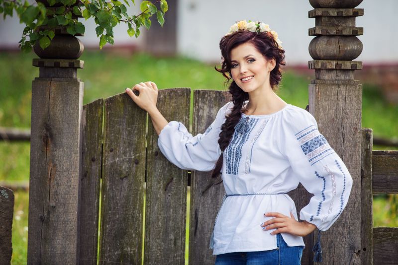 Tânără în haine tradiționale
