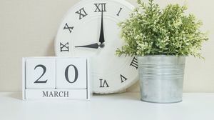 Ceas, flori, decorațiuni 20 martie
