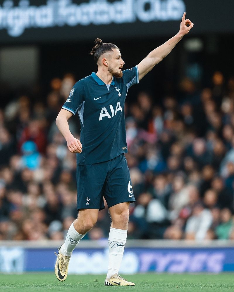 Radu Drăgușin a disputat primul meci din postura de titular pentru Tottenham Hotspur. radu dragusin tottenham