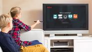 Copii, urmăresc Netflix în camera de zi