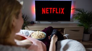 Tânără, urmărește Netflix în camera de zi