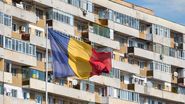 Steagul României, blocuri pe fundal