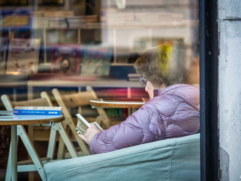 femeie care citește