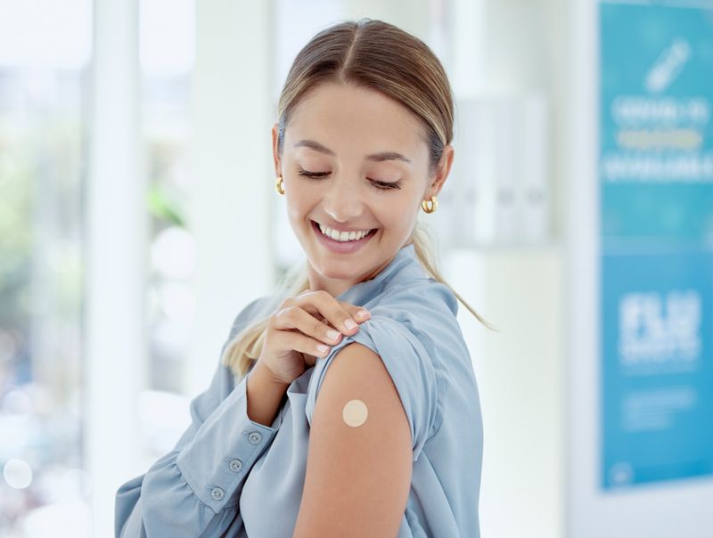 Tânără, imediat după vaccinare Tânără, imediat după vaccinare
