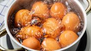 ouă puse la fiert, câte minute se fierb ouăle ca să nu se crape, cum se fierb ouăle 