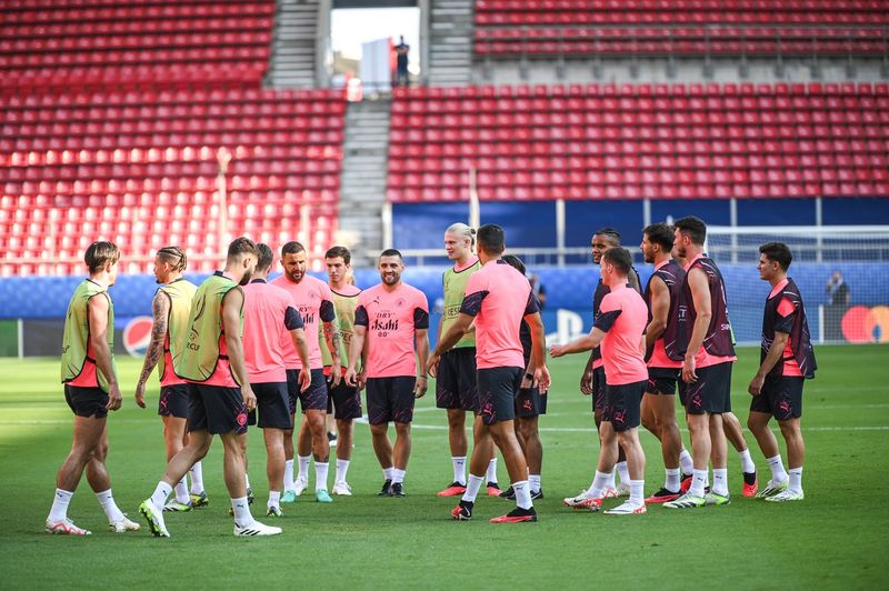 Jucătorii de la Manchester City efectuând un antrenament Fotbaliștii de la Manchester City