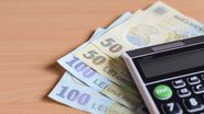 Bancnote de 50 de lei și 100 de lei, calculator