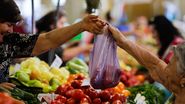 Pensionari, cumpără alimente din piață