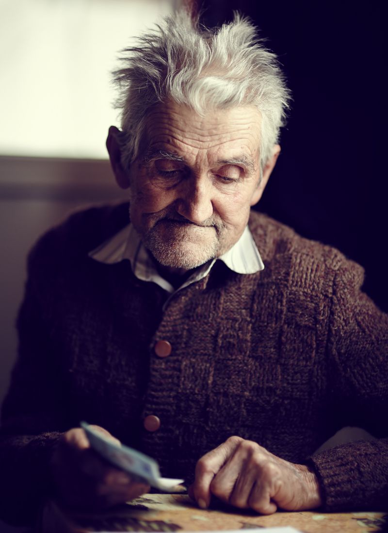 Pensionar, numără bani