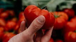 Val de scumpiri la alimente, cu puțin timp înainte de Paște! Cât a ajuns să coste un kilogram de roșii?