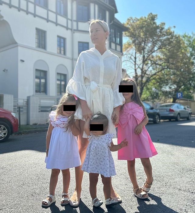 Laura Cosoi și fiicele sale Laura Cosoi și fiicele sale