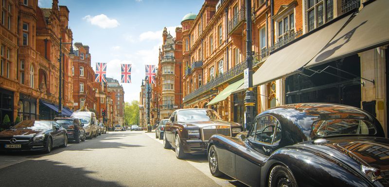 Mașini parcate pe o stradă din Londra