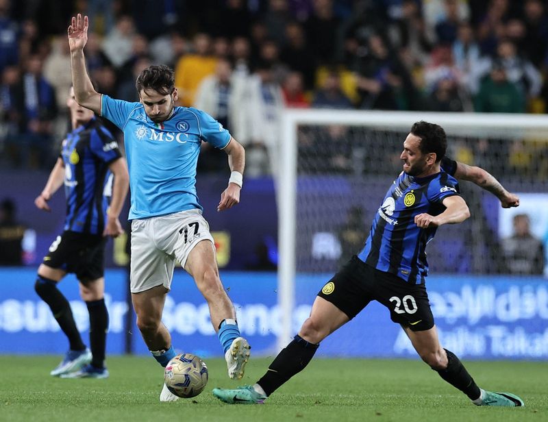 Khvicha Kvaratskhelia (Napoli) și Hakan Calhanoglu (Inter Milano) &icirc;ntr-un duel 