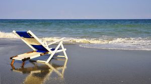 Șezlong, pe o plajă sălbatică din România