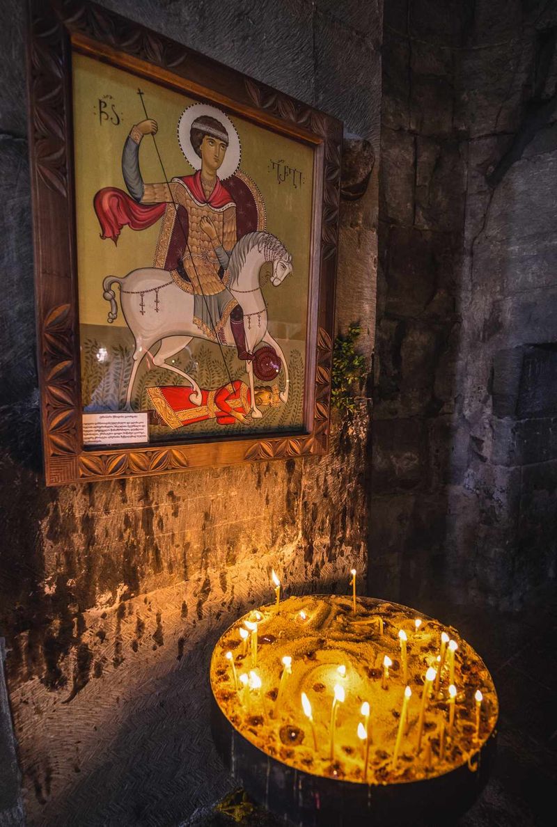 lum&acirc;nări aprinse &icirc;n biserică, sărbători crestine mai, calendar crestin ortodox 2024 