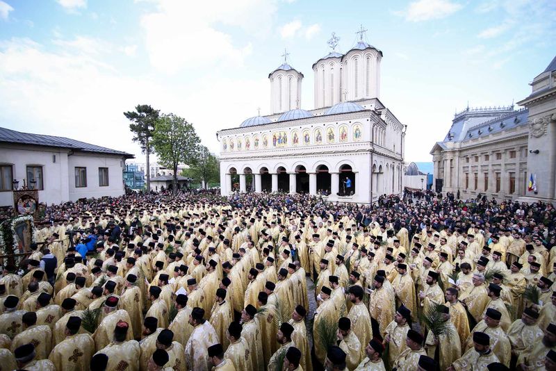 preoti, slujbă importantă, sărbători cu cruce rosie, calendar crestin ortodox 2024 