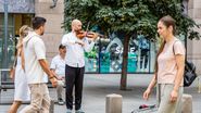 Artist stradal, , tineri pe Calea Victoriei