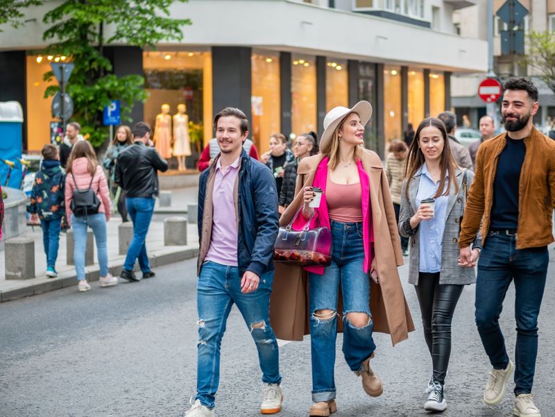 Tineri, se plimbă pe Calea Victoriei Tineri, se plimbă pe Calea Victoriei