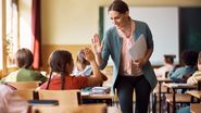 Elevi, învățător, în sala de clasă