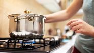 Tânără, pune oala pe aragaz la fiert